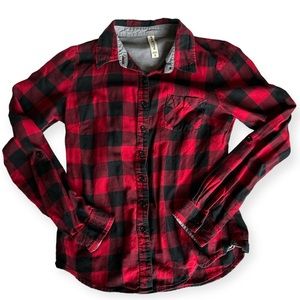 Red and black buffalo plaid button down long sleeve shirt size small